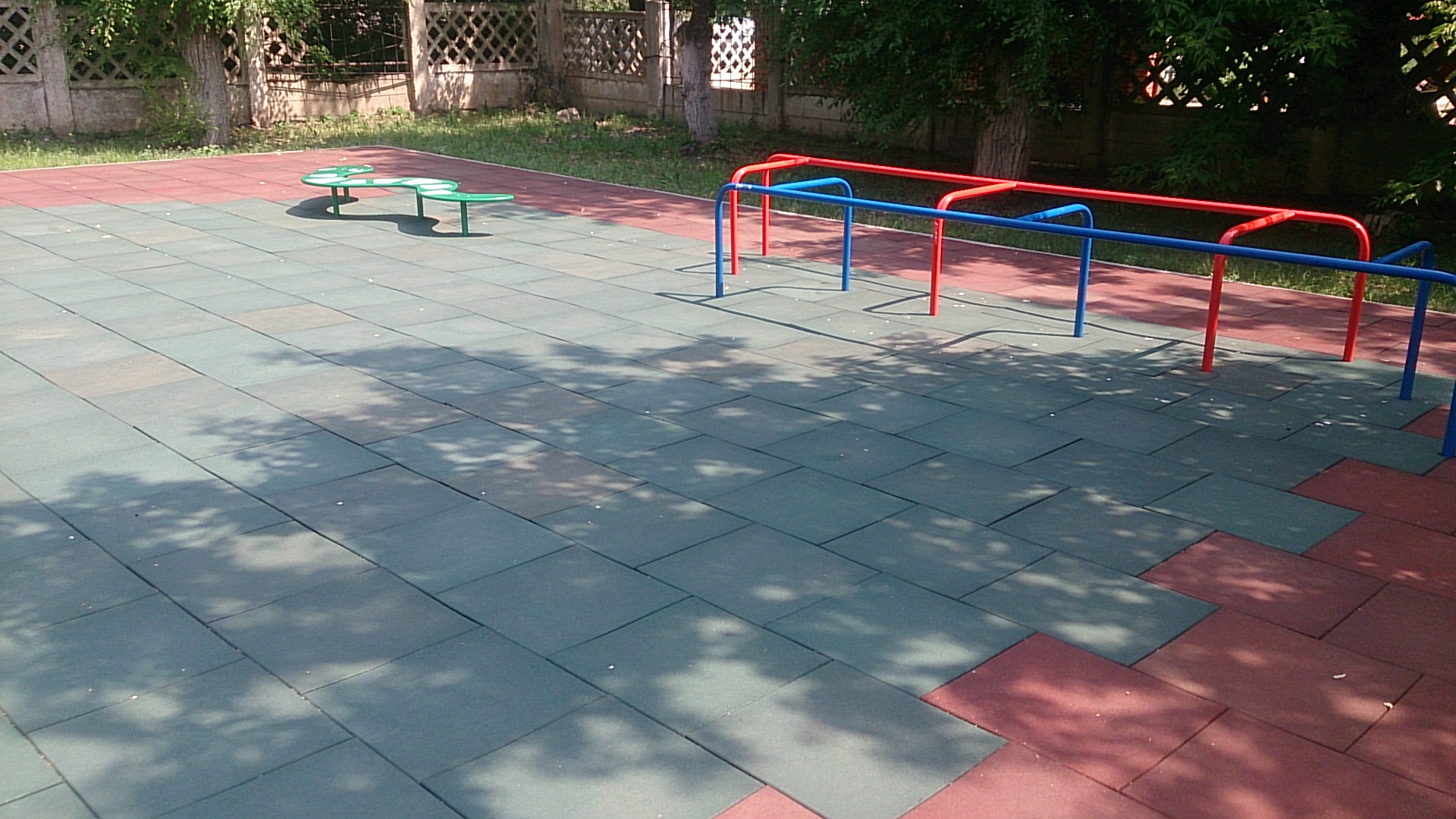 Детскую площадку решили покрыть резиновой плиткой